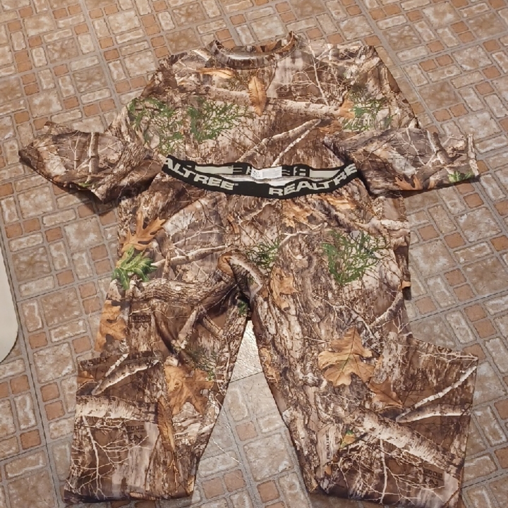 Realtree Camouflage Insulated Underware Shirt And Bottim Size Large